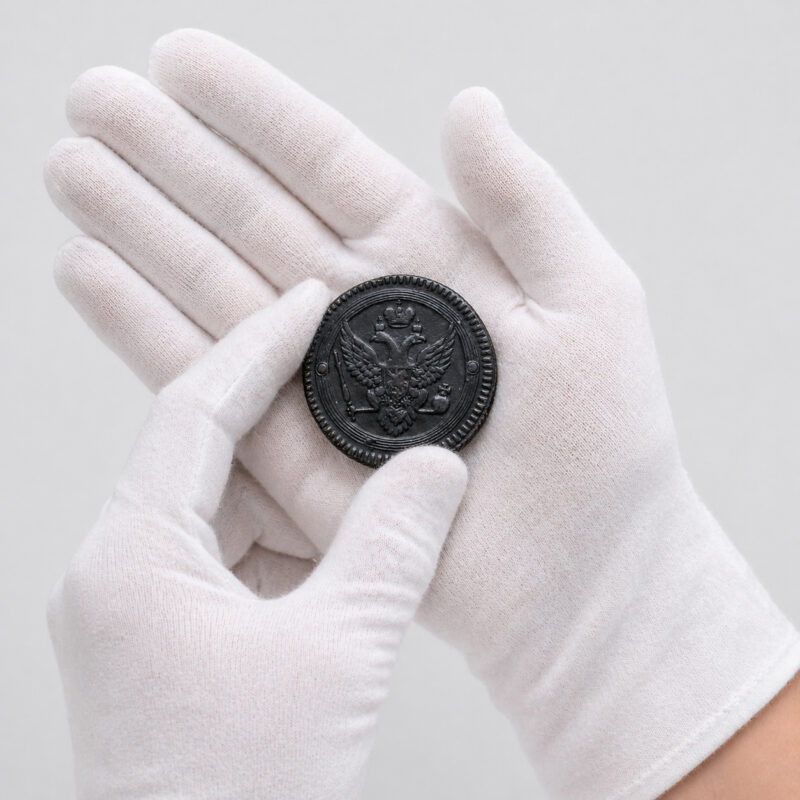 Baltos medvilninės pirštinės numizmatams.